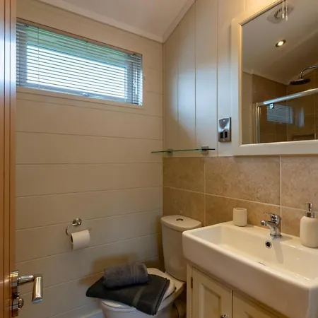 פארק נופש Lakeside 4 *